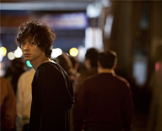 Actor Gang Dong-won poses in a still-shot of film "Haunters," which premiered on November 10, 2010. [NEW]