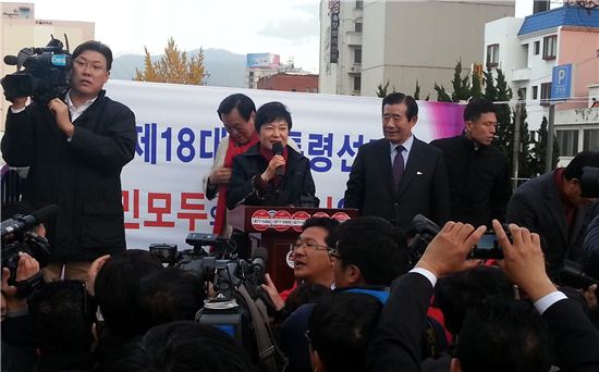 ▲박근혜 새누리당 대선 후보가 12일 광주역 광장에서 열린 투표참여 독려 캠페인에 참석해 시민들에게 인사를 하고 있다.