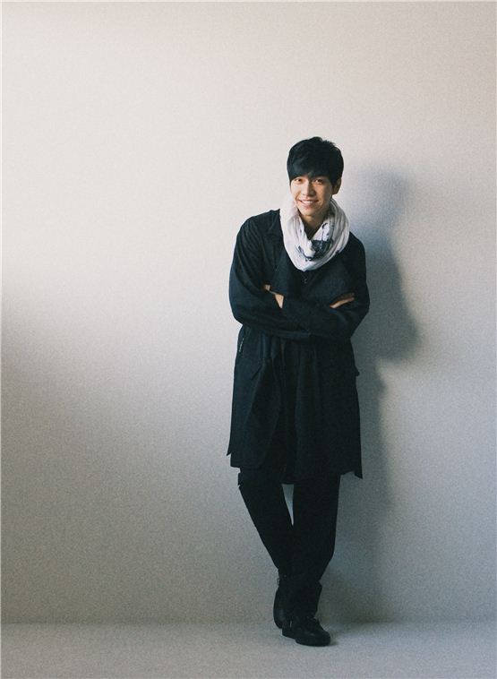 Korean singer-actor Lee Seung-gi poses in front of the camera before an interview with 10Asia. [Chae Ki-won/ 10Asia]
