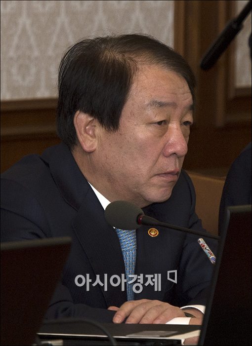 [포토]굳게 입다문 권재진 법무부 장관