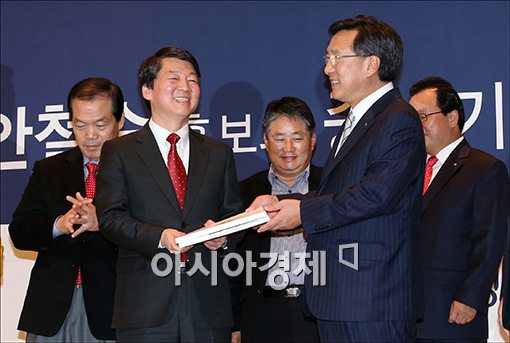 김기문 중소기업중앙회 회장(오른쪽)으로부터 정책 건의집을 넘겨받는 안철수 후보.