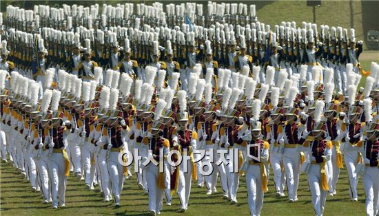 육군3사관학교 임관식…신임 소위 305명 탄생