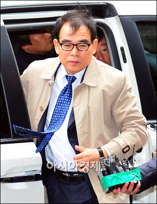 [포토]옷 여미며 차량에서 내리는 김광준 검사