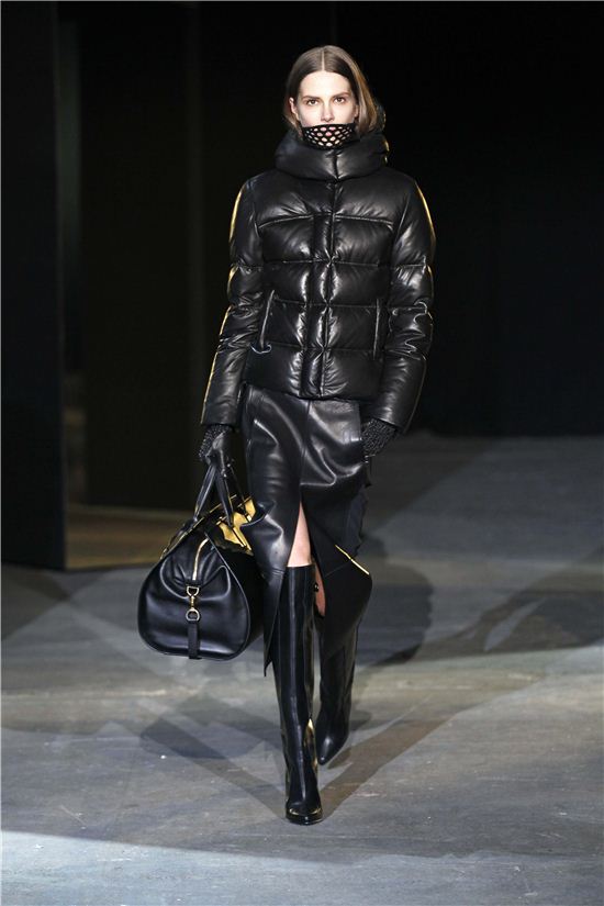 쓱 걸쳤을 뿐인데···패딩 '패션 변신술