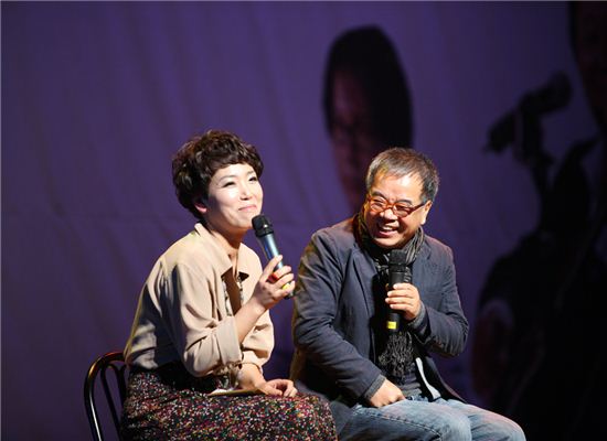 진행을 맡은 가수 정현과 김용택 시인(오른쪽)이 대화를 나누고 있다.
