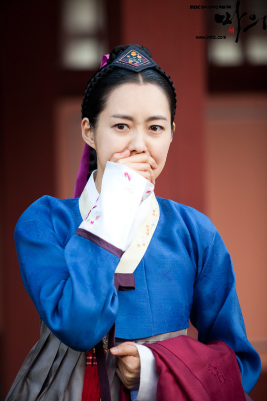 Actress Lee Yo-won in a traditional Korean costume portrays sad feelings on the set of MBC "The King's Doctor," which kicked off its run on October 1, 2012. [MBC]