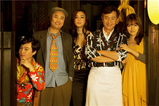 "Late-night Cafeteria" [translated title] main casts Kim Neul-me (left), Seo Hyun-cheol (second to left), Park Hye-na (center), Song Young-chang (second to right) and Baek Eun-hye (right) pose together on the set of the upcoming musical, which will open at Dongsoong Art Center’s Dongsoong Hall on December 11, 2012. [Equator]