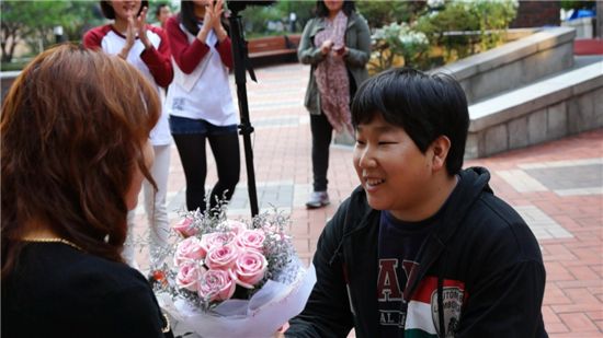 "가구회사가 우리 결혼 도와줬어요"