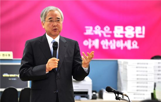 보수진영의 단일후보로 추대된 문용린 후보가 지난 12일 서울시교육청에서 기자간담회를 열고 기자들의 질문에 답하고 있다. 
