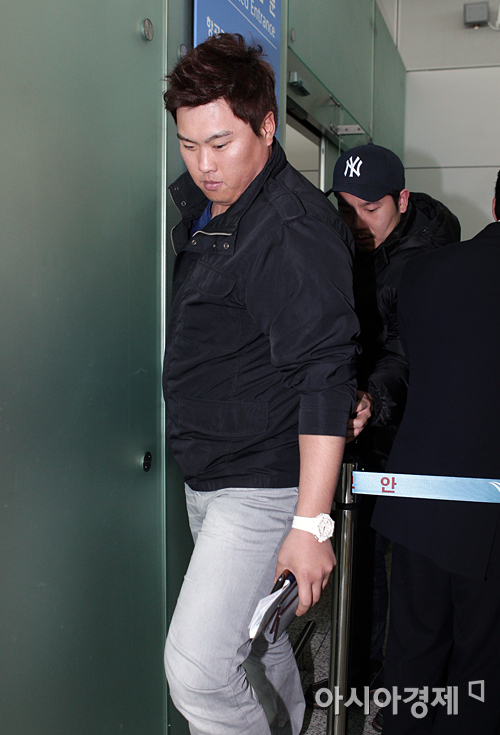 [포토] 출국하는 류현진 '미국으로 갑니다'