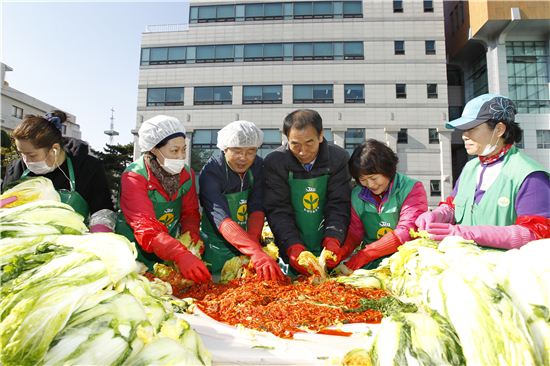 김장 담가 이웃 도와 