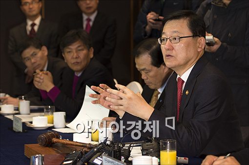 [포토]홍석우 장관, "유통산업파이를 키우자"