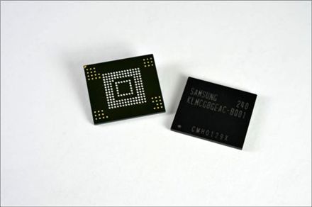 삼성전자가 1x나노(1x nm, 10나노급) 고속낸드 기반으로 업계 최고 속도를 구현한 64GB(기가바이트) 내장메모리(eMMC)를 출시한다. 제품사진.