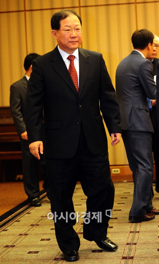 [포토]서비스산업발전 대토론회 참석한 박병원 회장 