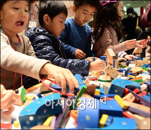 [포토]교육용 장난감 만지며 즐거워하는 아이들