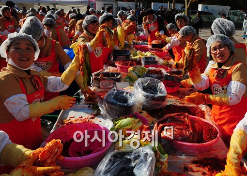 [포토]사랑 나누는 빨간손의 야쿠르트 아줌마 