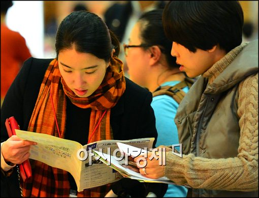 [포토]서울국제유아교육전 부스 책자 확인하는 부모들