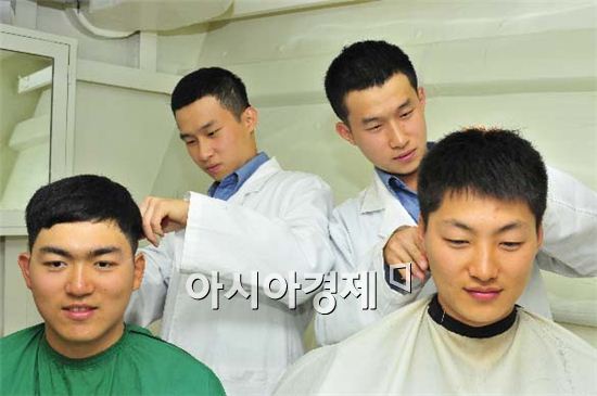 안성현(형,왼쪽) 안성욱(동생,오른쪽) 쌍둥이 이발병 형제가 장병들의 머리를 손질하고 있다.
