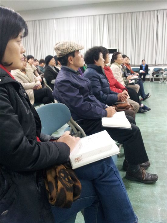 김용택 시인의 강연을 진지하게 듣고 있는 주민들 