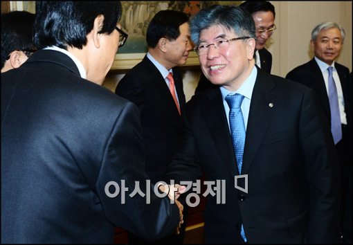 [포토]악수하는 김중수 한은 총재