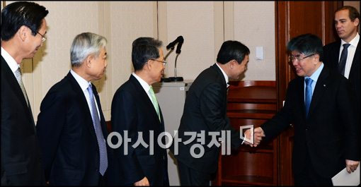 [포토]입장하는 김중수 한은 총재