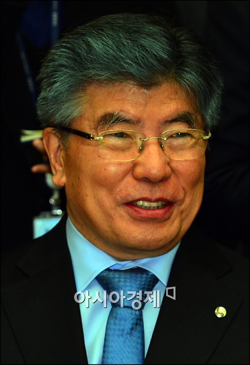 [포토]미소짓는 김중수 한은 총재, 이유는(?)