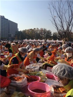 야쿠르트 아줌마와 자원봉사자들이 어려운 이웃들의 따뜻한 겨울나기를 위해 김장을 버무리고 있다.