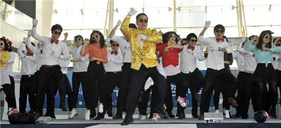 인천 송도사옥에서 열린 포스코 건설의 '본부스타일 말춤 경연대회'. 임직원들이 각각의 개성을 담아 말춤을 추면서 단결심을 키웠다. 