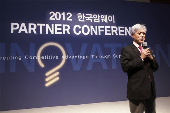 ‘2012 한국암웨이 파트너 컨퍼런스’에서 박세준 한국암웨이 대표이사가 ‘변화와 혁신’을 주제로 환영사를 하고 있다.
