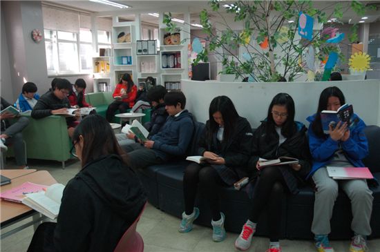 지난 15일 오전 봉원중학교 3학년 학생들이 도서관에서 책을 읽고 있다. 
