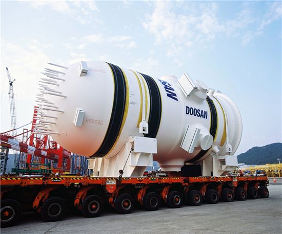 ▲두산중공업은 지난해 11월 중국 산둥성 하이양 원자력발전소에 들어갈 신형 원자로를 출하했다.