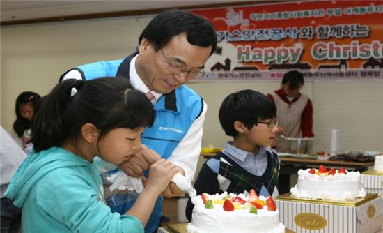 한국가스안전공사는 매년 장애아동과 다문화가정아동 등 600여명을 초청해 경기도 시흥 본사 체육관에서 '천사축제'를 개최한다. 
