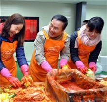 골프존 '사랑의 김장 담그기' 