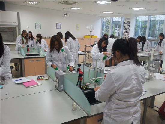 브랭섬홀아시아 학생들이 물로부터 불순물을 분리하는 과학 실험수업을 받고 있다. 