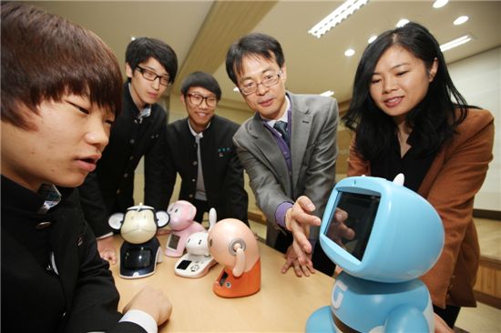KT "청소년 로봇 인재들과 미래를 이야기하다"