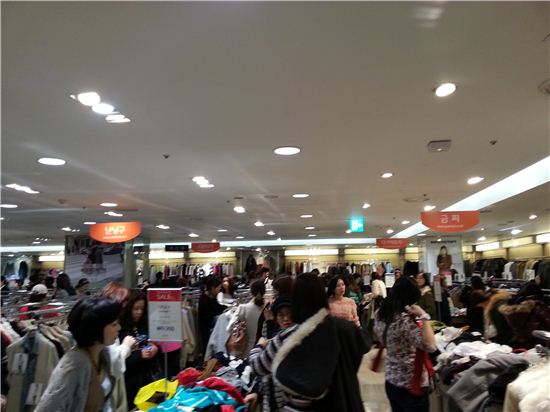 롯데백화점 본점은 인기 온라인 쇼핑몰 제품들을 오프라인 행사장에서 판매하고 있다.