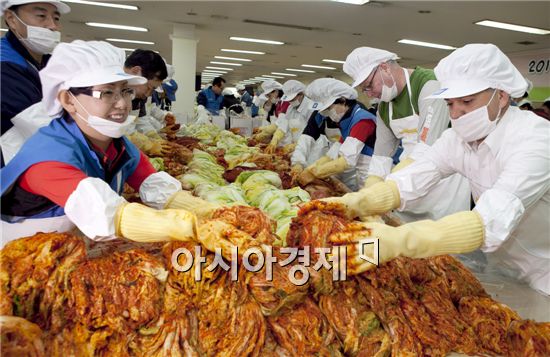 한국GM 임직원, 사랑의 김장김치 10t 전달