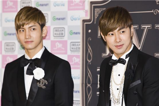 TVXQ! members Max Changmin (left) and U-Know Yunho (right) listen to a reporter's question at the press conference held before their second night of "TVXQ! LIVE WORLD TOUR 'Catch Me,'in SEOUL," which took place at Olympic Stadium in Seoul, South Korea, on November 18, 2012. [Chae Ki-won/ 10Asia]