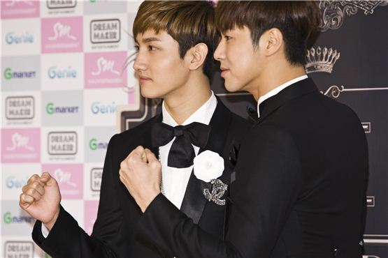 TVXQ! members Max Changmin (left) and U-Know Yunho (right) pose during the press conference held before their second night of "TVXQ! LIVE WORLD TOUR 'Catch Me,'in SEOUL," held at Olympic Stadium in Seoul, South Korea, on November 18, 2012. [Chae Ki-won/ 10Asia]