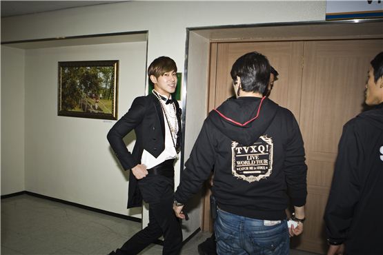 TVXQ! member U-Know Yunho goes backstage after the press conference held before their second night of "TVXQ! LIVE WORLD TOUR 'Catch Me,'in SEOUL," held at Olympic Stadium in Seoul, South Korea, on November 18, 2012. [Chae Ki-won/ 10Asia]