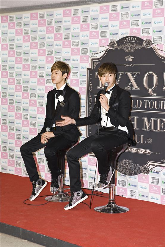 TVXQ! members Max Changmin (left) and U-Know Yunho (right) reveal their opnions during the press conference held before their second night of "TVXQ! LIVE WORLD TOUR 'Catch Me,'in SEOUL," which took place at Olympic Stadium in Seoul, South Korea, on November 18, 2012. [Chae Ki-won/ 10Asia]