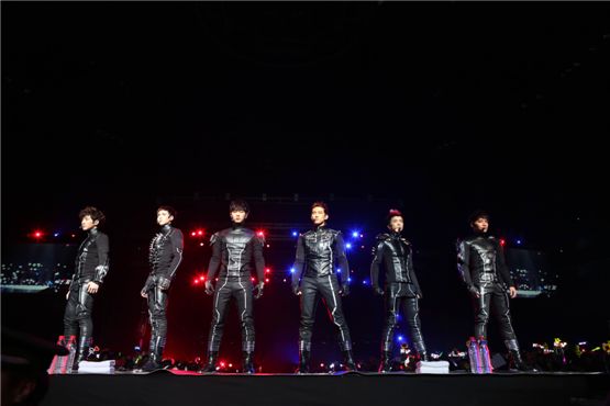 [PHOTO] 2PM Put Shanghai "Hands Up"