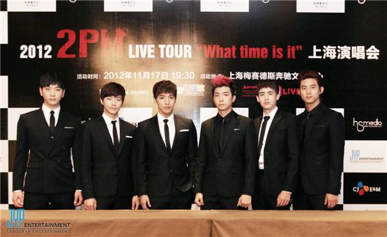 [PHOTO] 2PM Put Shanghai "Hands Up"