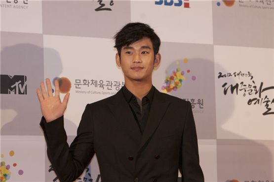 [PHOTO] "The Moon Embracing the Sun" Star Kim Soo-hyun Suits up for 2012 Popular Culture & Art Awards