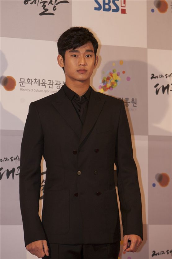 Actor Kim Soo-hyun in a classic black suit poses during the red carpet at the 2012 Popular Culture & Art Awards in Seoul, South Korea, on November 19, 2012. [Brandon Chae/10Asia]