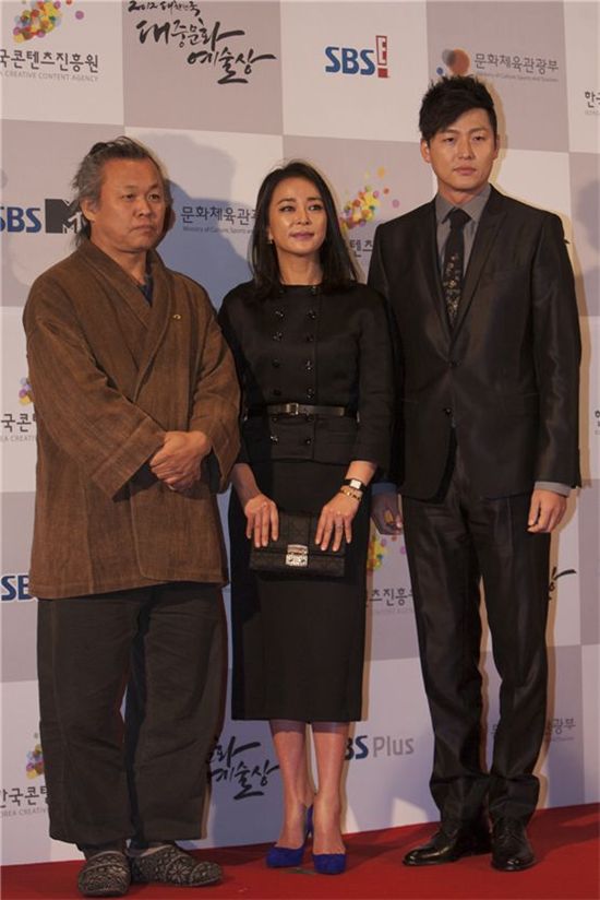 Auteur Kim Ki-duk (left), actress Cho Min-soo (center) and actor Lee Jung-jin (right) pose together during the red carpet at the 2012 Popular Culture & Art Awards in Seoul, South Korea, on November 19, 2012. [Brandon Chae/10Asia]