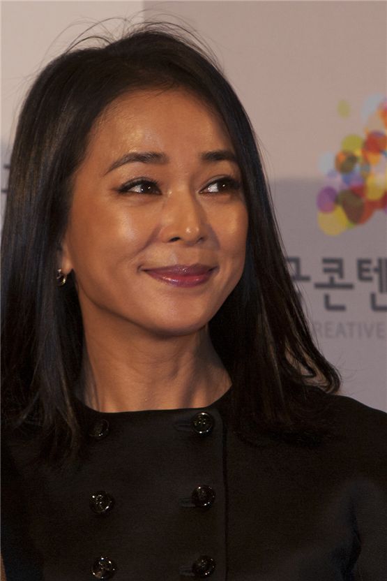 Actress Cho Min-soo poses as she arrives at the 2012 Popular Culture & Art Awards in Seoul, South Korea, on November 19, 2012. [Brandon Chae/10Asia]