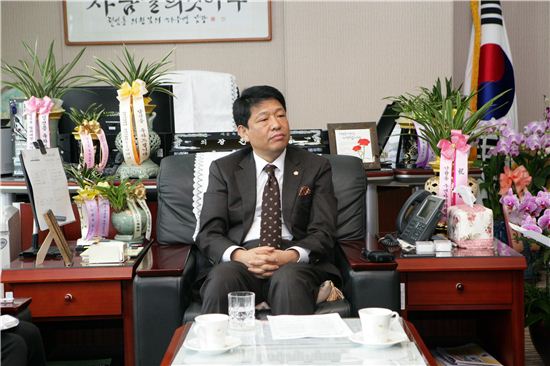 천범룡 관악구의회 의장이 19일 기자회견을 갖고 새누리당 탈당과 안철수 대선 후보 지지를 선언했다.