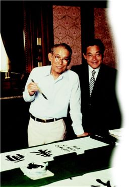 삼성그룹 창업주인 고(故) 호암 이병철 회장(왼쪽)과 이건희 회장이 지난 1980년 서울 태평로 삼성 본관에서 함께 기념촬영을 하고 있다. 