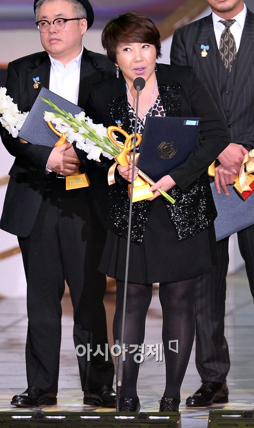 [포토]이은하, '국무총리표창' 영광이에요~